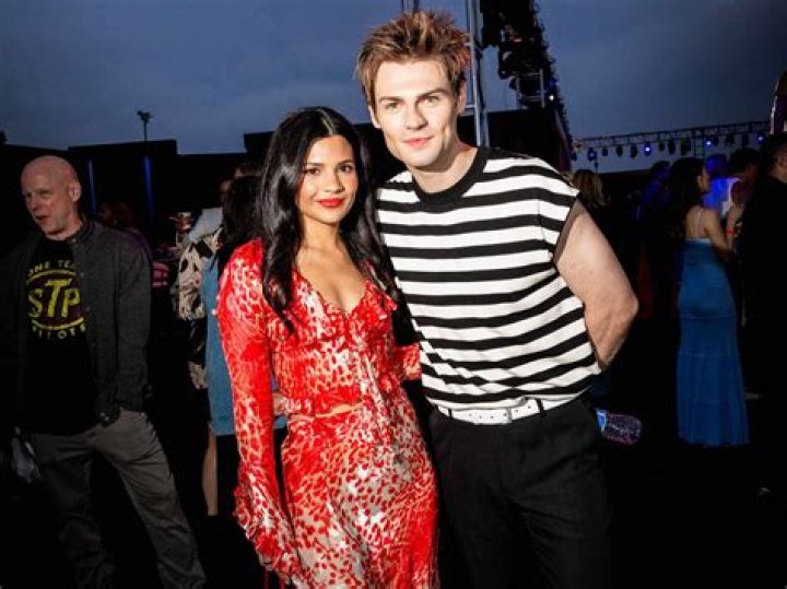 The Buzz: Are Noah LaLonde et Nikki Rodriguez en Couple?